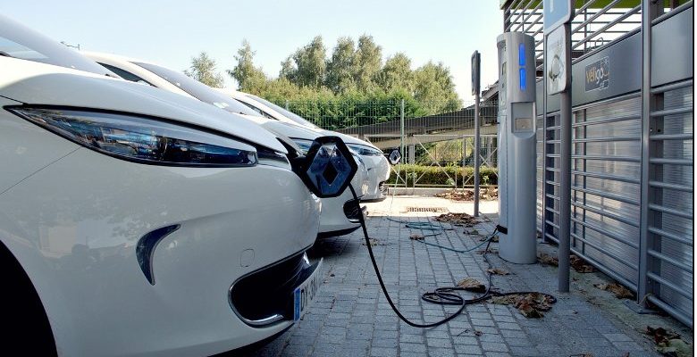 Le manque de bornes de recharge freine le passage à l’électrique